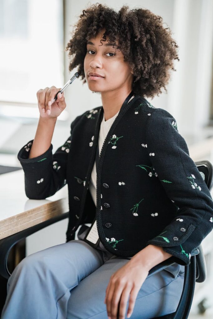 Femme qui réfléchit à son projet de bilan de compétences et à son avenir professionnel