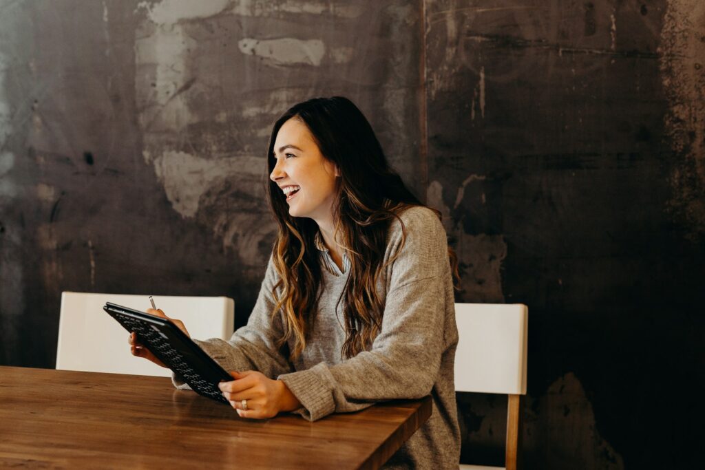 Nouvelle forme de travail : Femme en portage salarial travaillant sur ordinateur